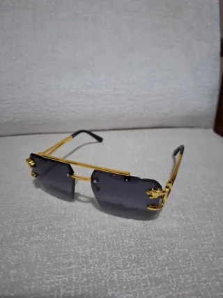 Gafas de sol doradas sin montura