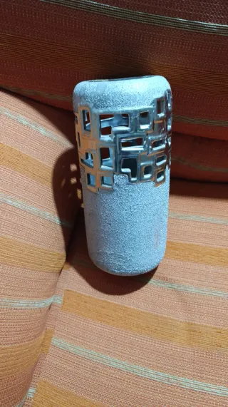 Jarrón Decorativo Cerámica Gris y Dorado