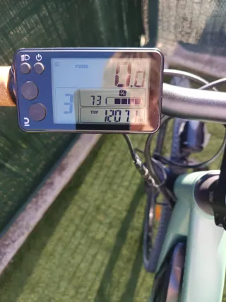 Bicicleta eléctrica verde como nueva