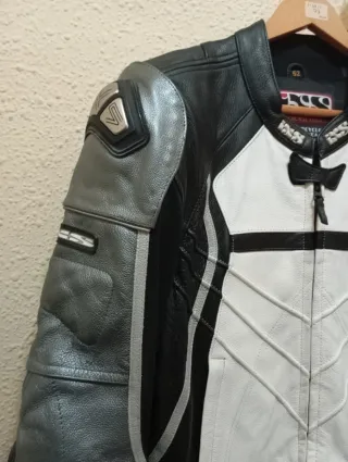 Mono 2 piezas moto Ixs talla 52 está impecable.