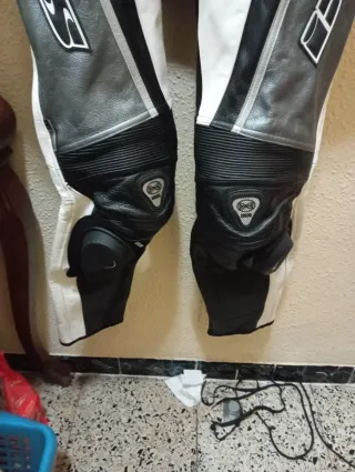Mono 2 piezas moto Ixs talla 52 está impecable.