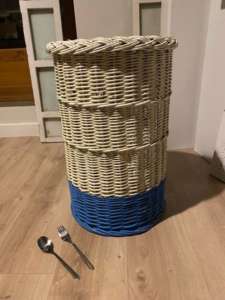 Estilosísima cesta o canasta de mimbre D=37cm H=58