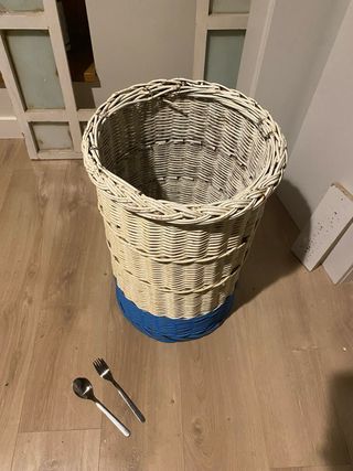 Estilosísima cesta o canasta de mimbre D=37cm H=58