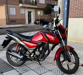 Honda CB125F Roja - Casi Nueva
