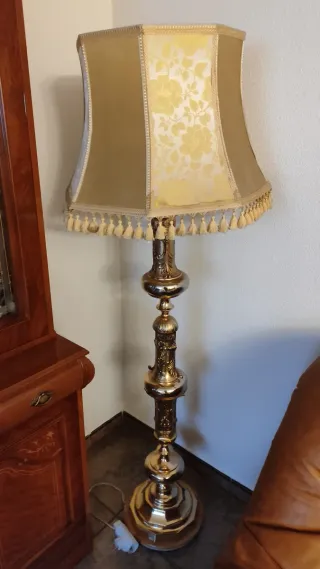 Lámpara de pie vintage dorada