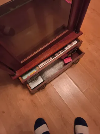 Vitrina de madera y cristal