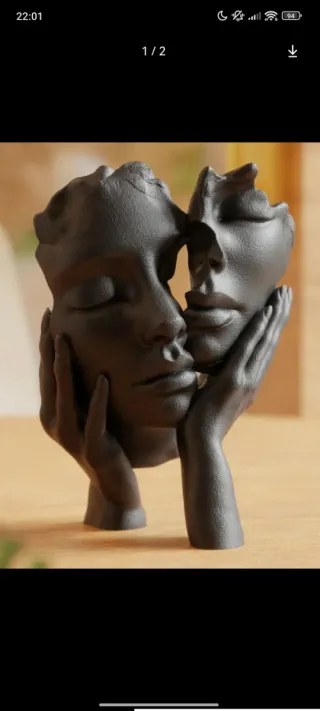 Escultura abstracta de rostros entrelazados