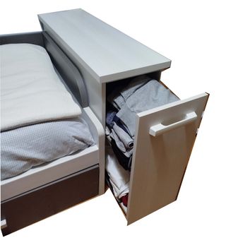 Cama nido con cómoda y estantería