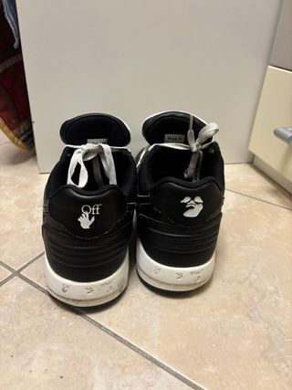 Scarpe Off-White nere e bianche