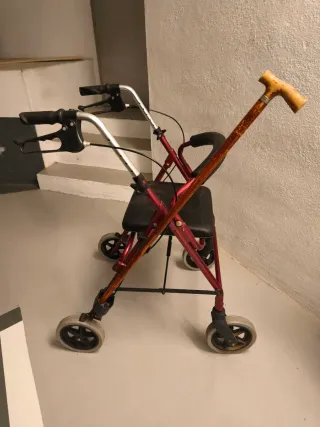 Andador con asiento y frenos