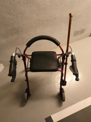 Andador con asiento y frenos