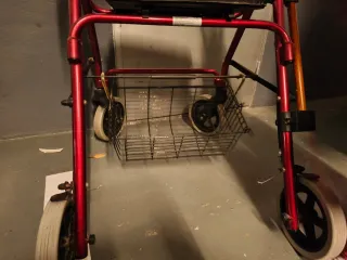 Andador con asiento y frenos