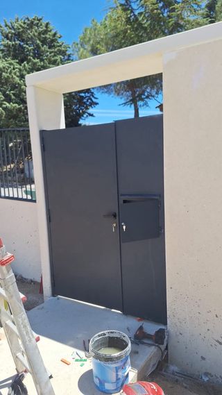 Puerta peatonal exterior