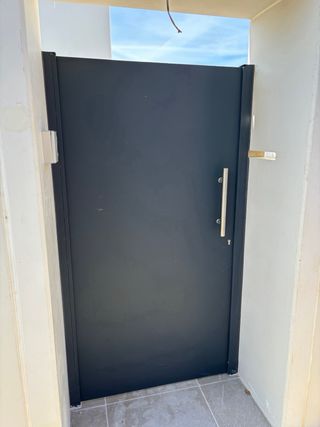 Puerta peatonal exterior