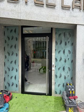 Puerta peatonal exterior