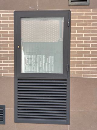 Puerta peatonal exterior