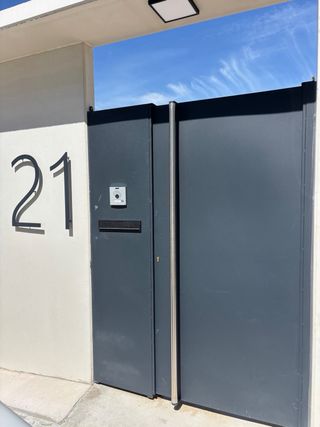 Puerta peatonal exterior