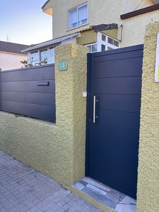 Puerta peatonal exterior