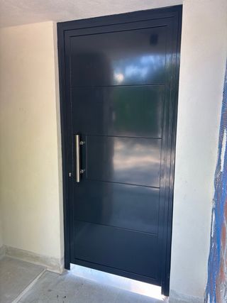 Puerta peatonal exterior