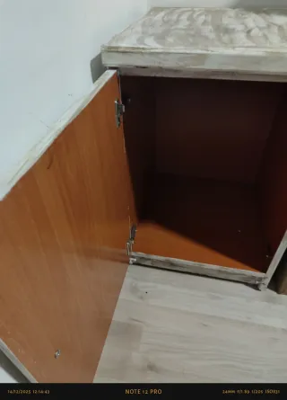 Mesita de noche pintada a mano