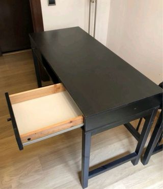 Escritorio negro con dos cajones
