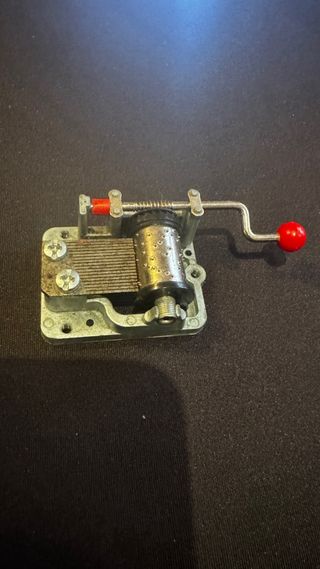 Pinzas de precisión con lupa, caja musical y más