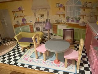 Casita de muñecas de madera