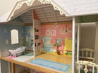 Casita de muñecas de madera