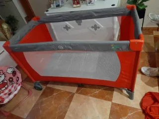Parque cuna bebé naranja y gris