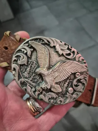 Cintura vintage con aquila in metallo