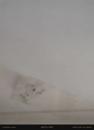 Puerta blanca nueva con pequeño golpe