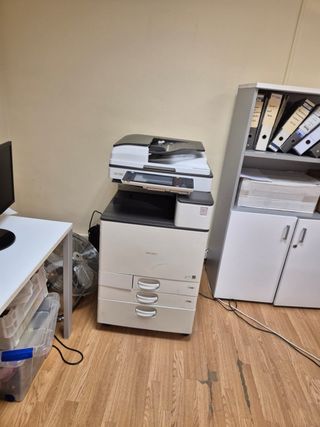 Impresora Ricoh Multifunción Beige/Blanca