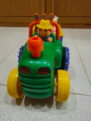 Tractor de juguete con remolque y animales