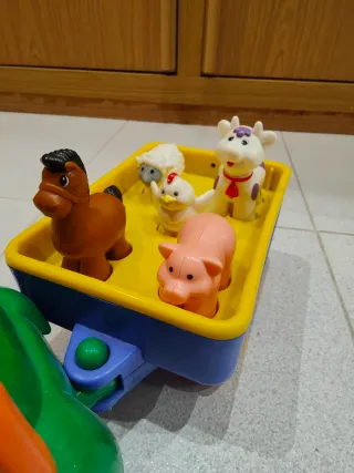 Tractor de juguete con remolque y animales