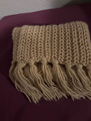 Bufanda tejida con flecos