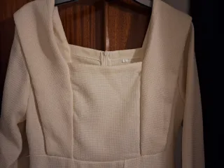 Vestido beige escote cuadrado