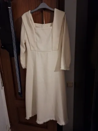 Vestido beige escote cuadrado