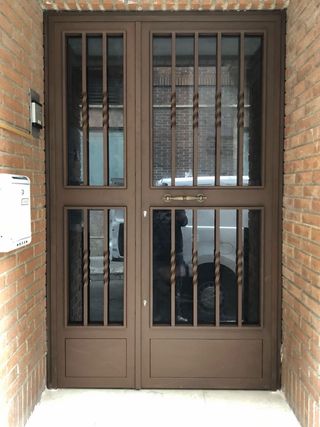 Puerta metálica para portales