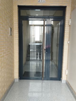 Puerta metálica para portales