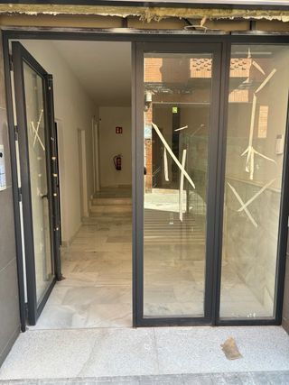 Puerta metálica para portales