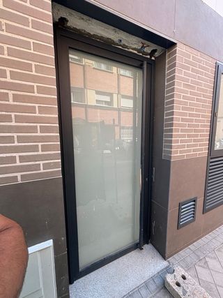 Puerta metálica para portales