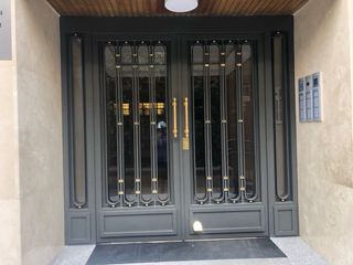 Puerta metálica para portales