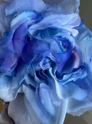 Spilla fiore seta blu