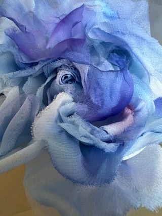 Spilla fiore seta blu