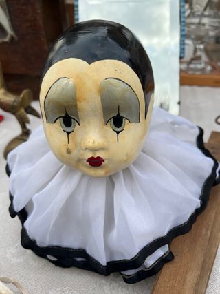 Testa di clown con gorgiera bianca