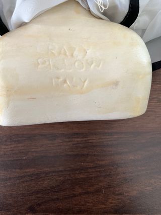 Testa di clown con gorgiera bianca