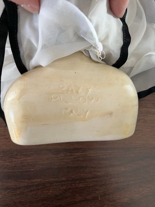 Testa di clown con gorgiera bianca