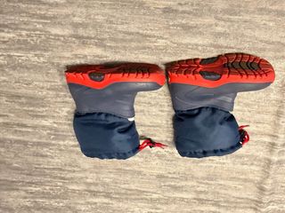 Descansos infantiles azules y rojas.