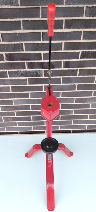 Encorchadora de pie manual para botellas. Vintage