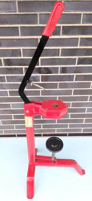 Encorchadora de pie manual para botellas. Vintage